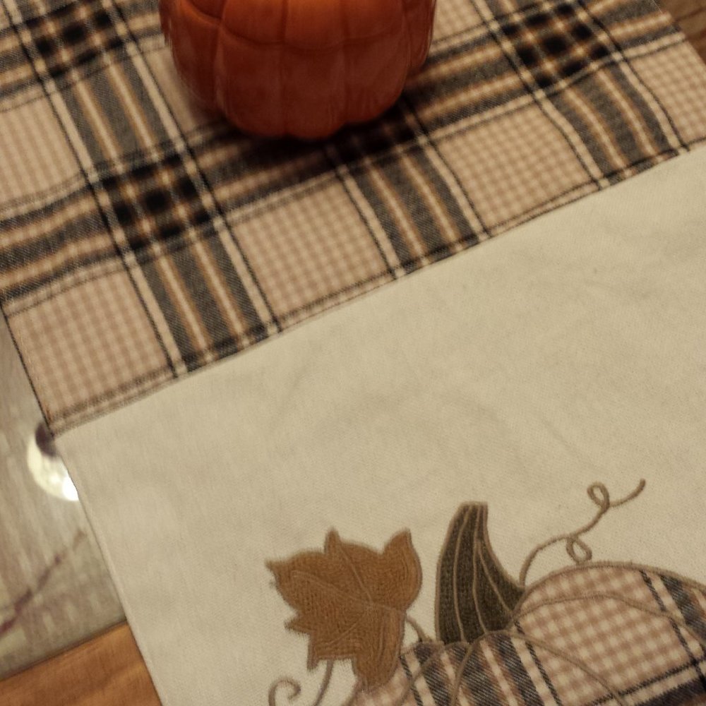 NWT DecorativeTABLE RUNNER